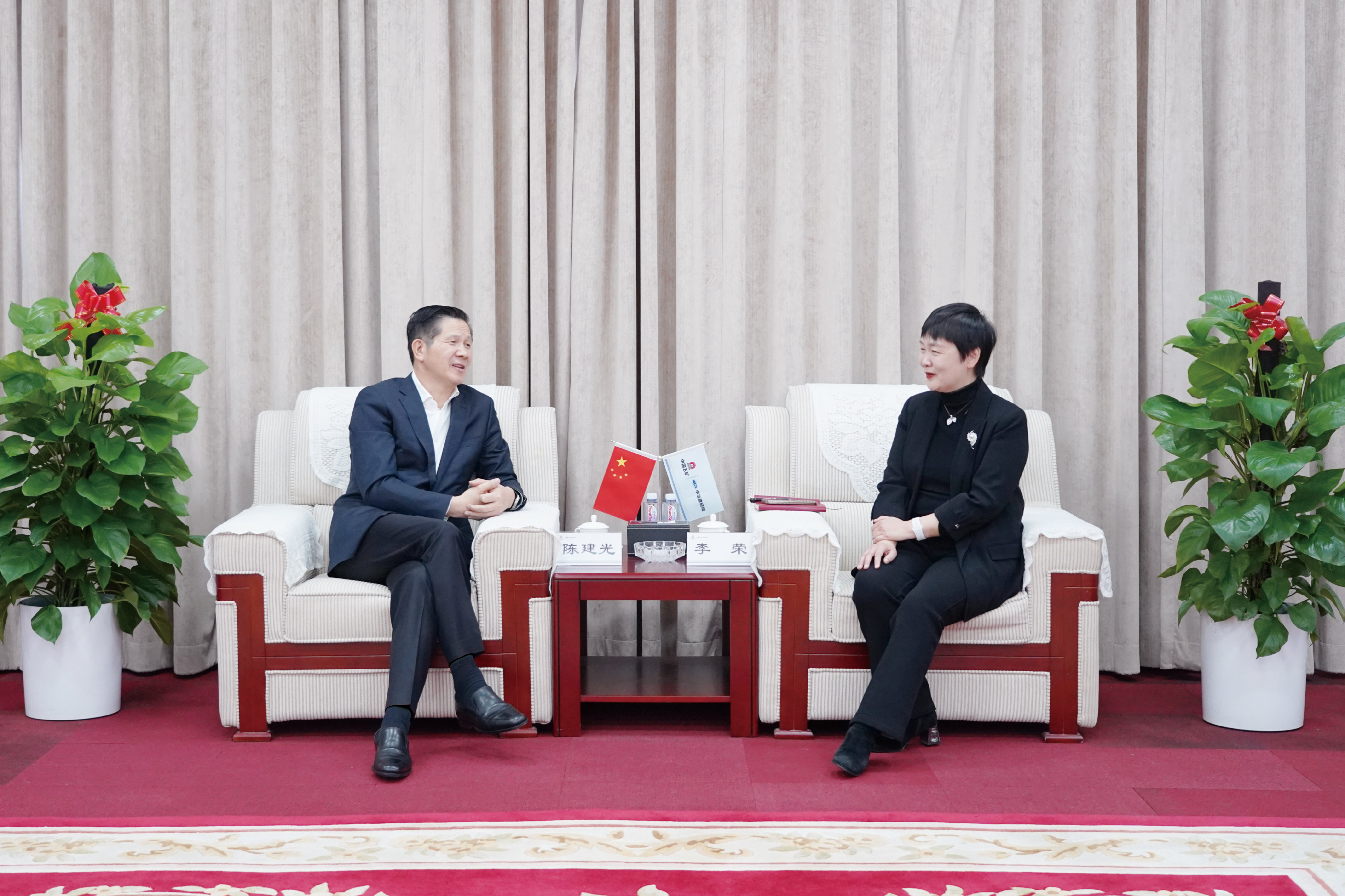 陳建光與統(tǒng)戰(zhàn)聯(lián)系對象談心交流